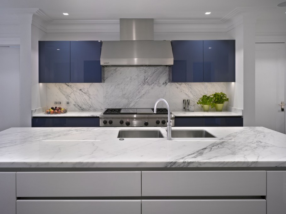 Синяя кухня с мраморным фартуком