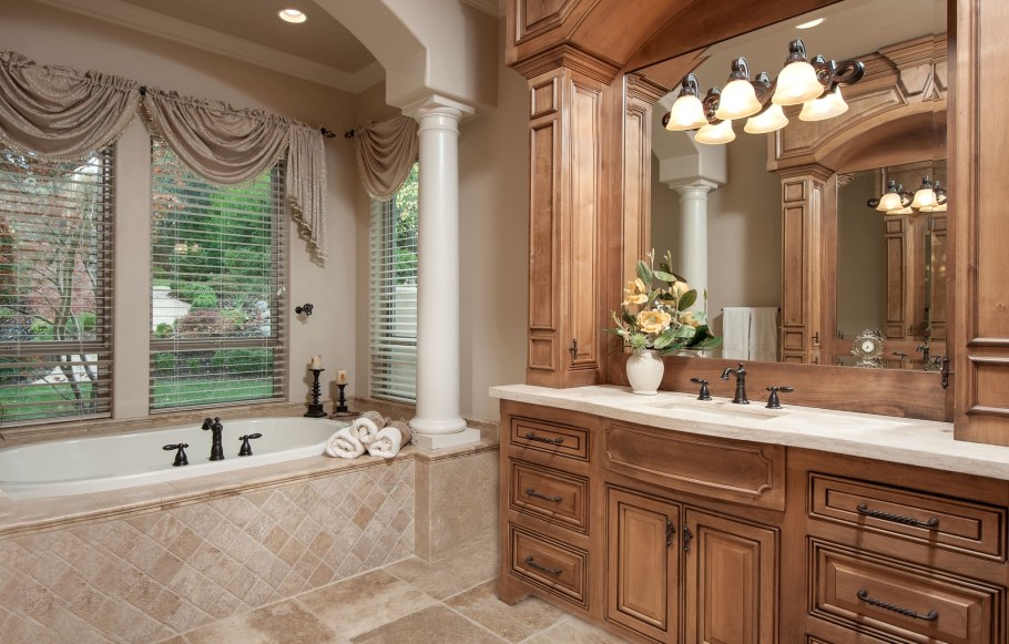 Ванная с окном в классическом стиле