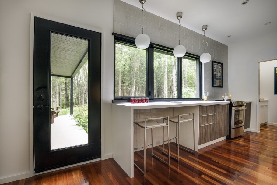 Барная стойка у окна