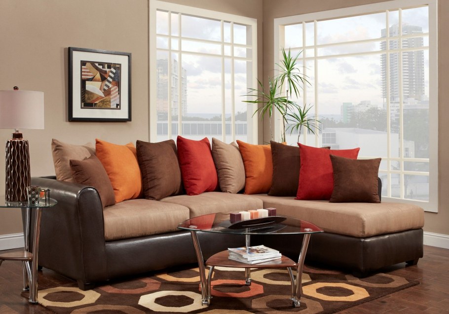 Коричневый диван с оранжевыми подушками