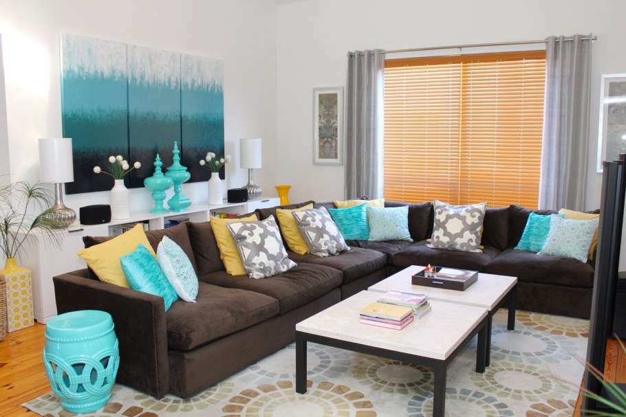 Коричневый диван с яркими подушками