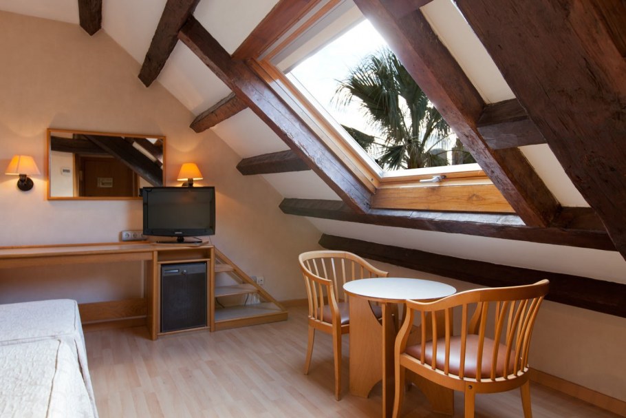 Второй этаж мансардного типа