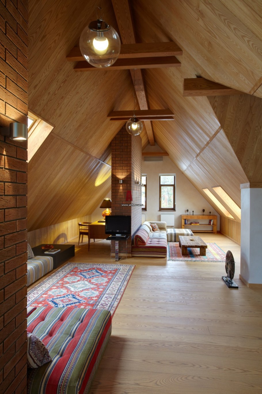 Уютная мансарда с камином