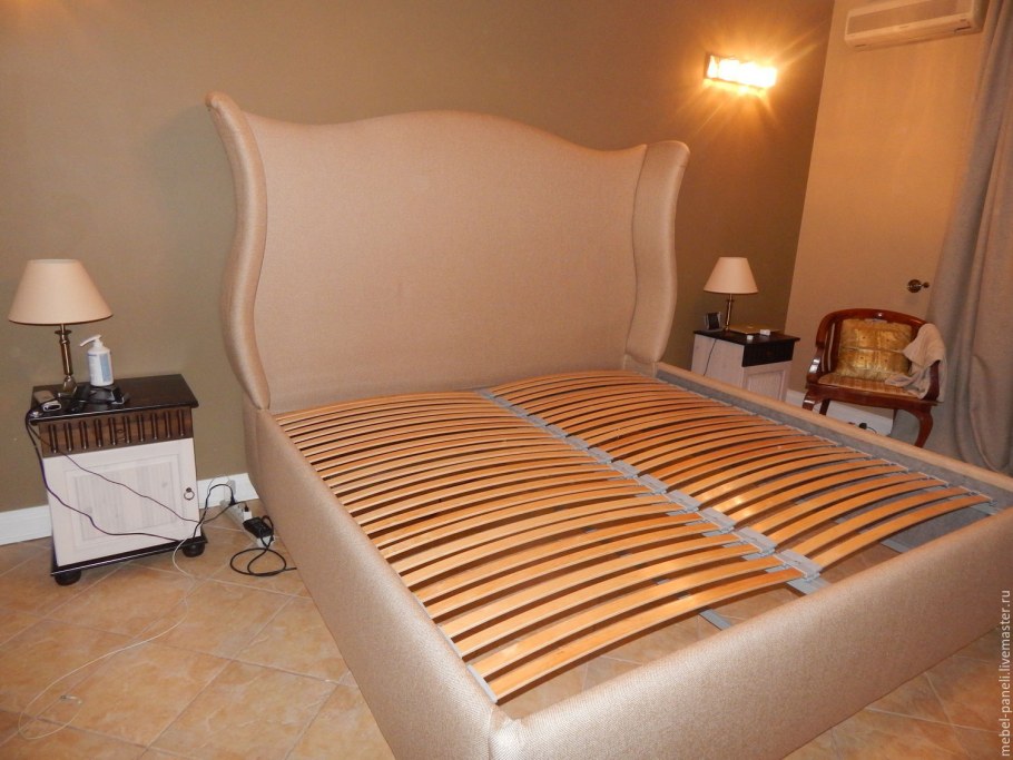 Кровать с мягким изголовьем