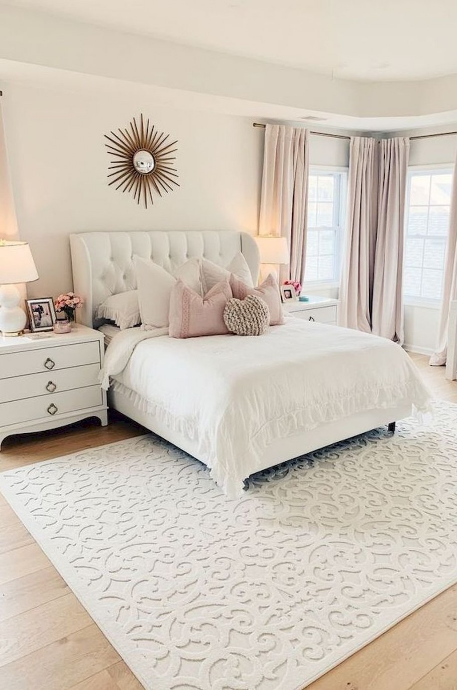 Спальня в светлых тонах