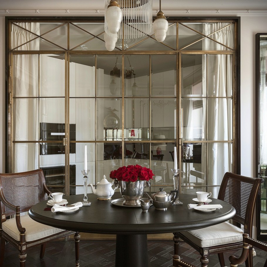 Остеклённая перегородка в классическом стиле