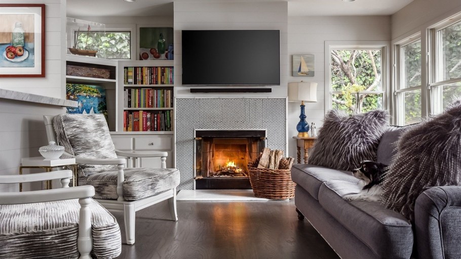 Камин в интерьере гостиной