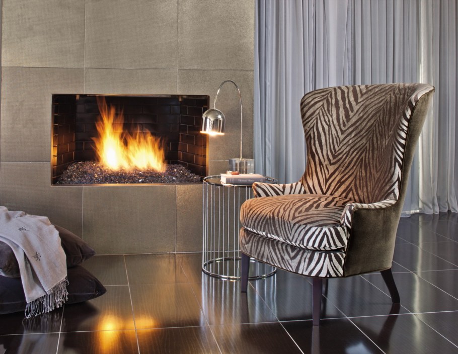 Фон кресло у камина