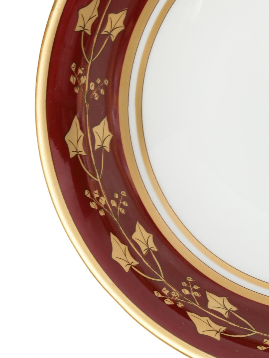 Тарелки с золотой окантовкой