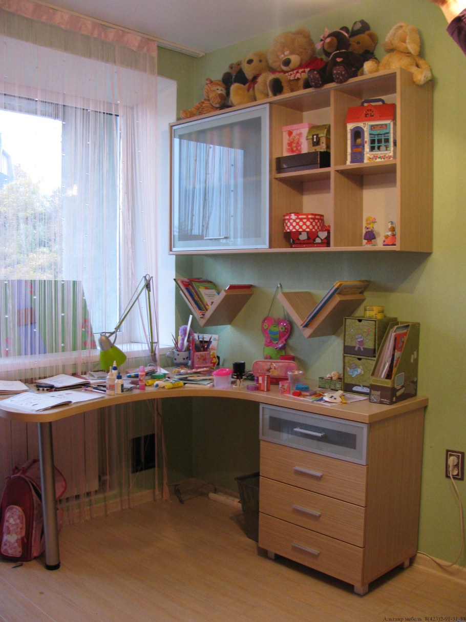 Школьный уголок для девочки