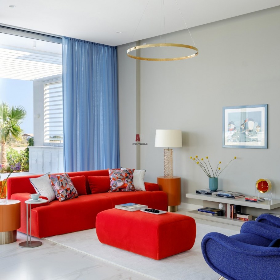 Гостиная с красным диваном