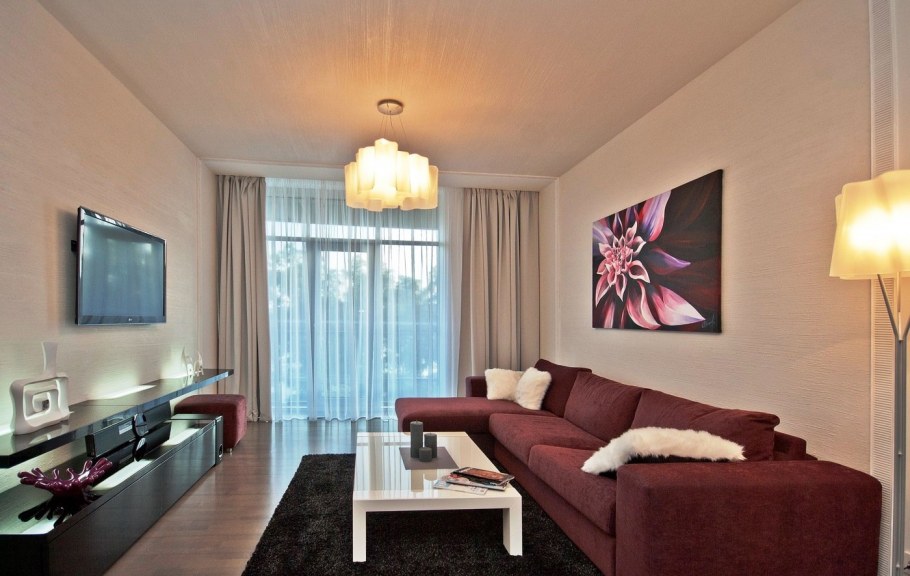 Гостиная прямоугольная с балконом