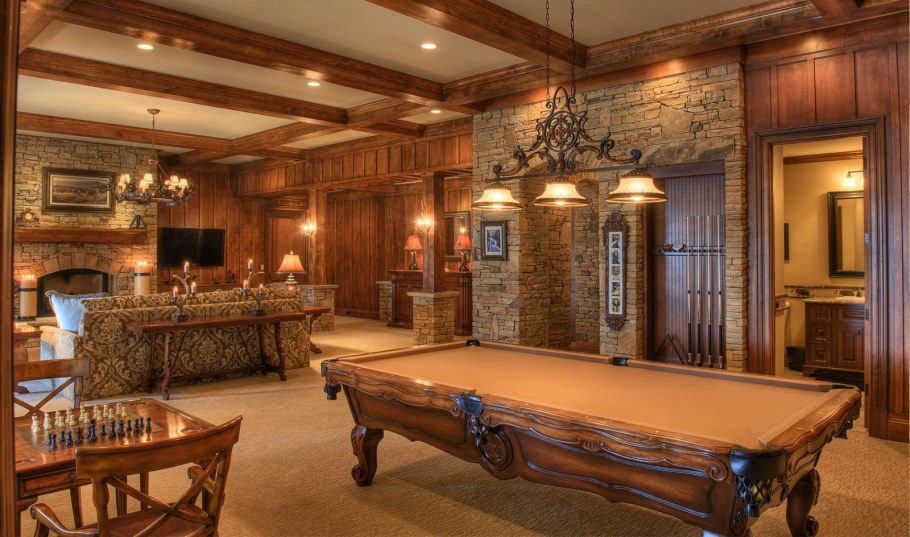 Интерьер бильярдной в мансарде