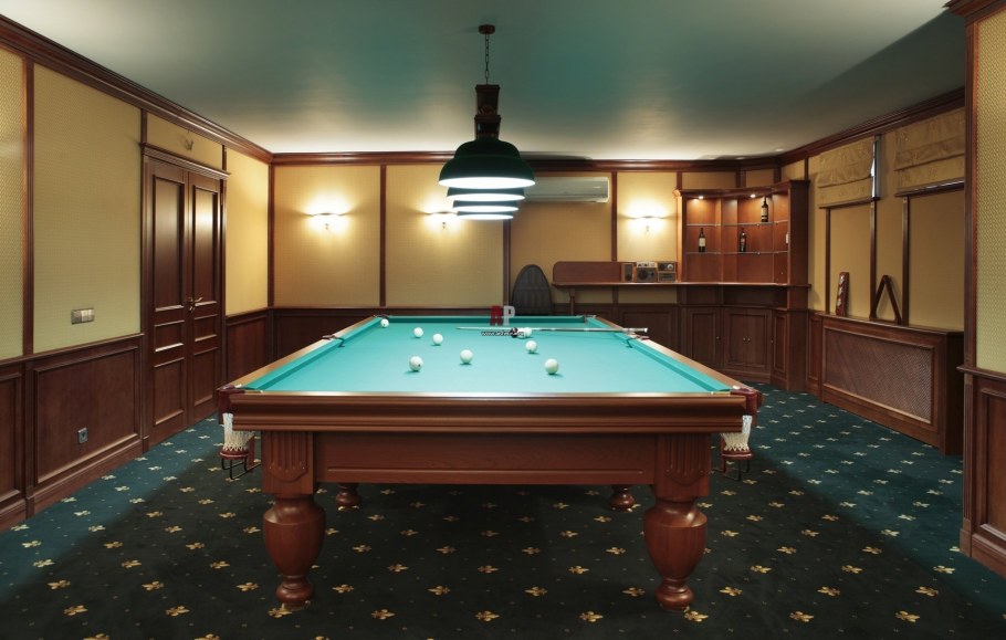Гостиная с бильярдом