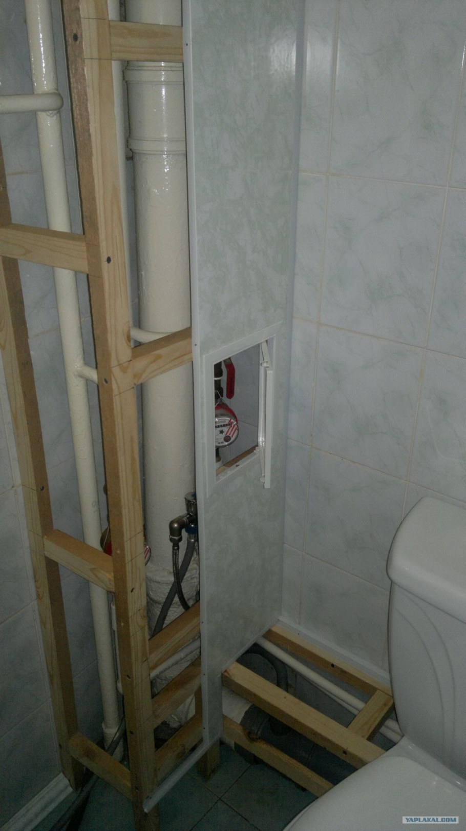 Пластиковый короб для труб в туалете