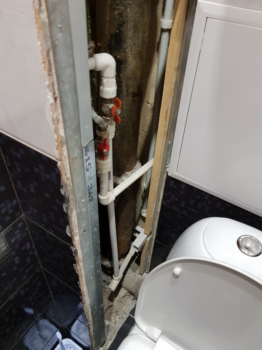 Отделка труб в туалете