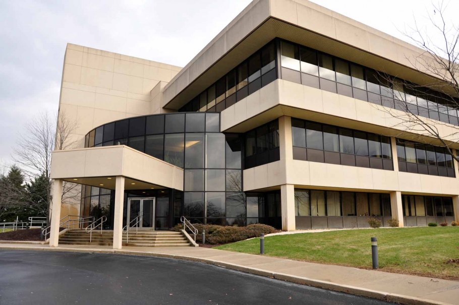 Панорамные окна в гостиной