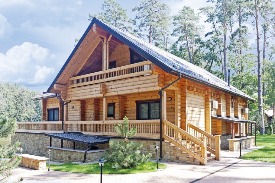 Деревянный дом с балконом и террасой