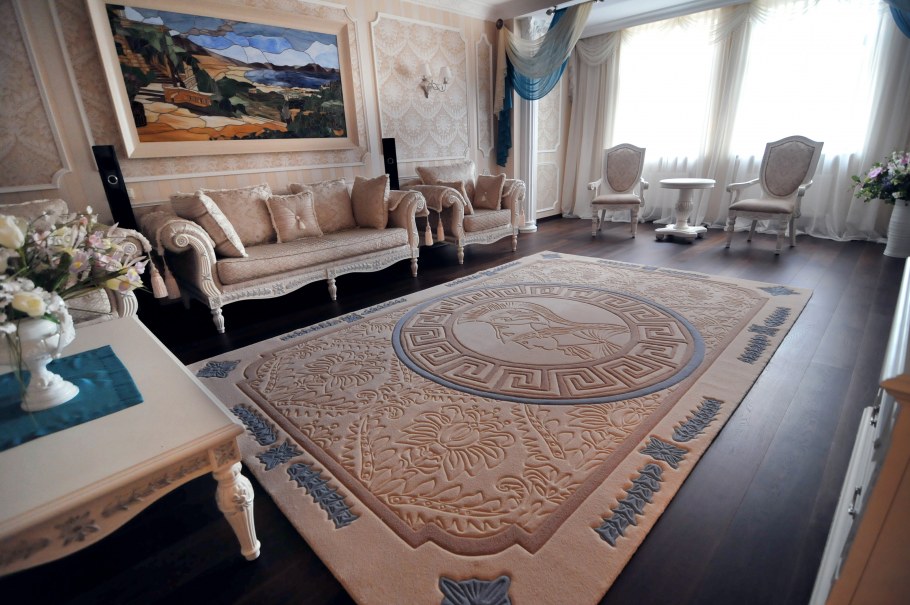 Ковер в зал Версаче