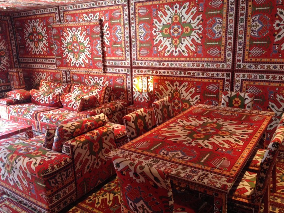 Комната с коверами на стене