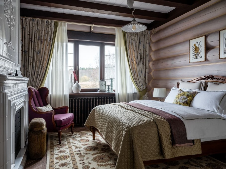 Спальня в бревенчатом доме в светлых тонах