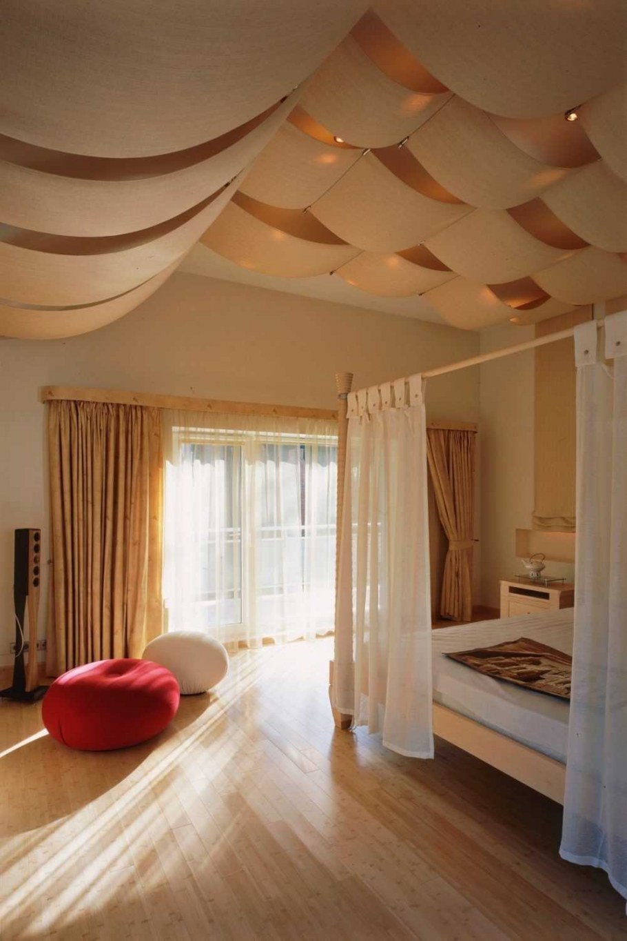 Необычный потолок в спальне