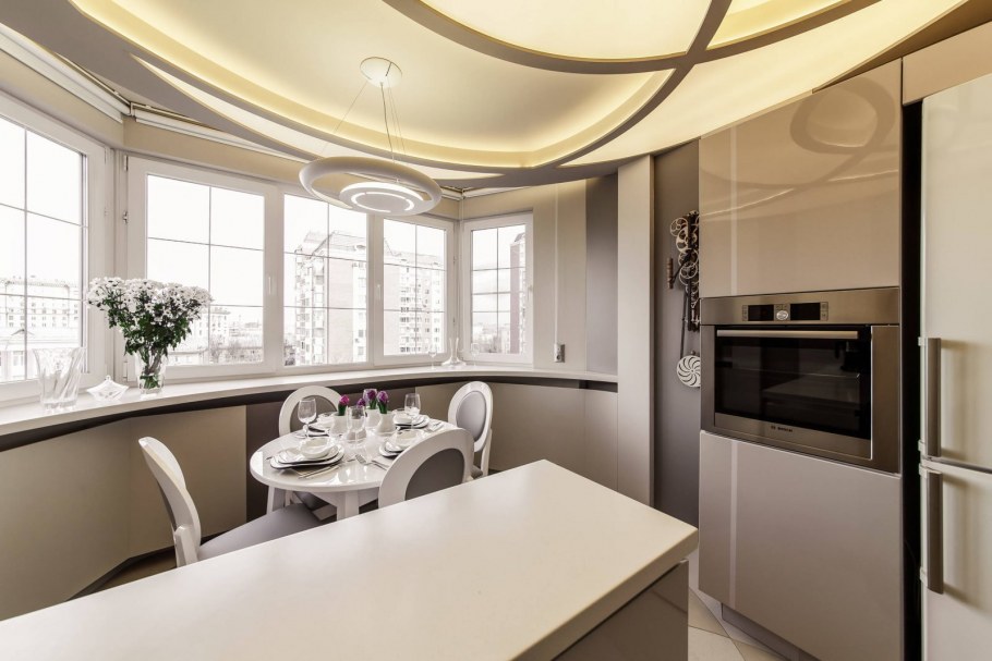 Интерьер кухни с эркерным окном