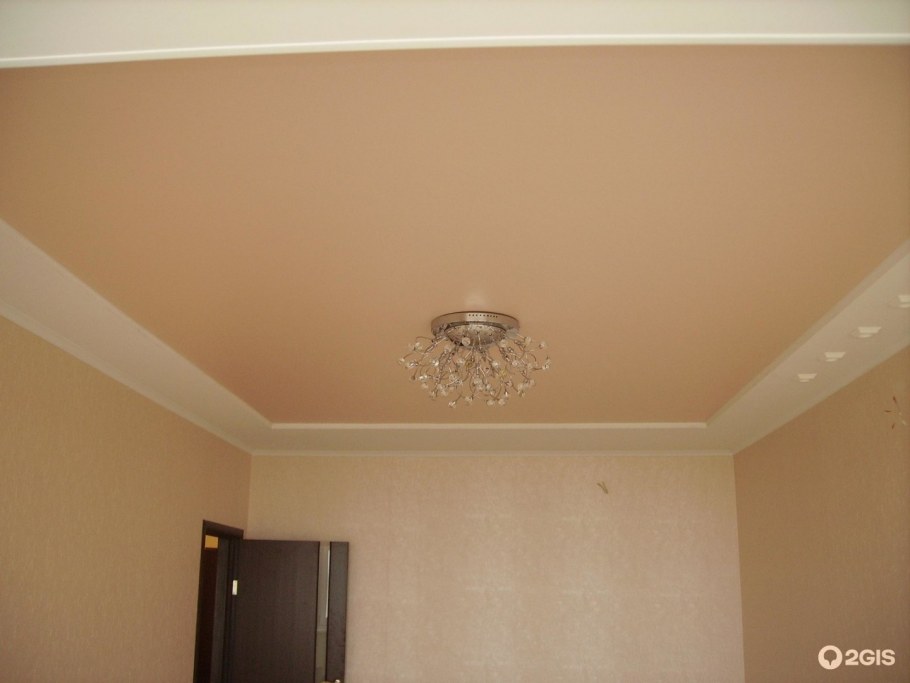 Натяжные потолки с подсветкой в спальню