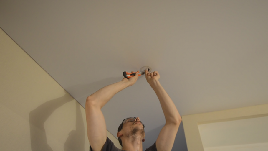 Натяжной потолок белый матовый