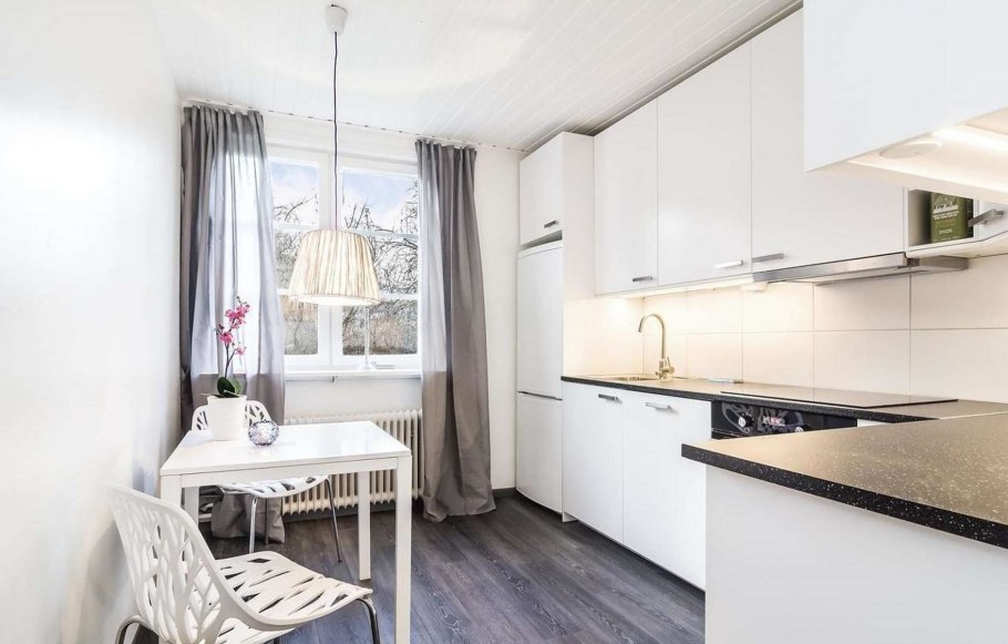 Кухня в скандинавском стиле с окном