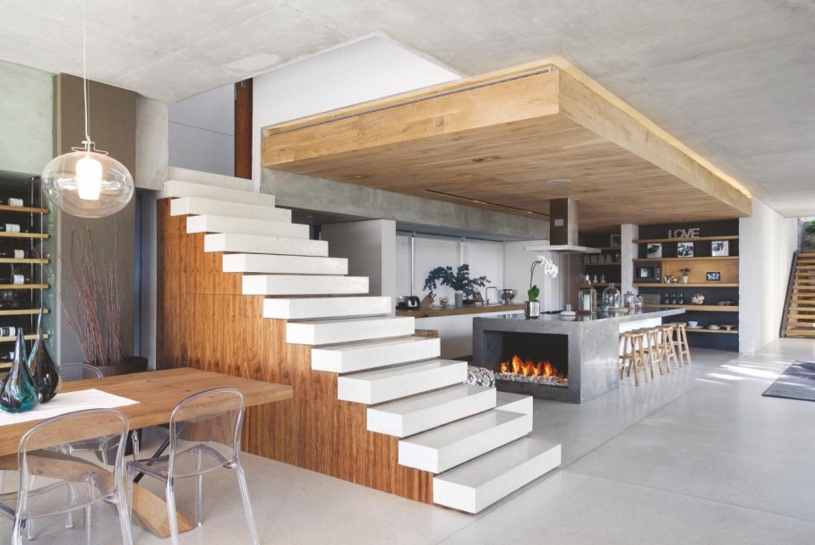 Кухня гостиная с лестницей