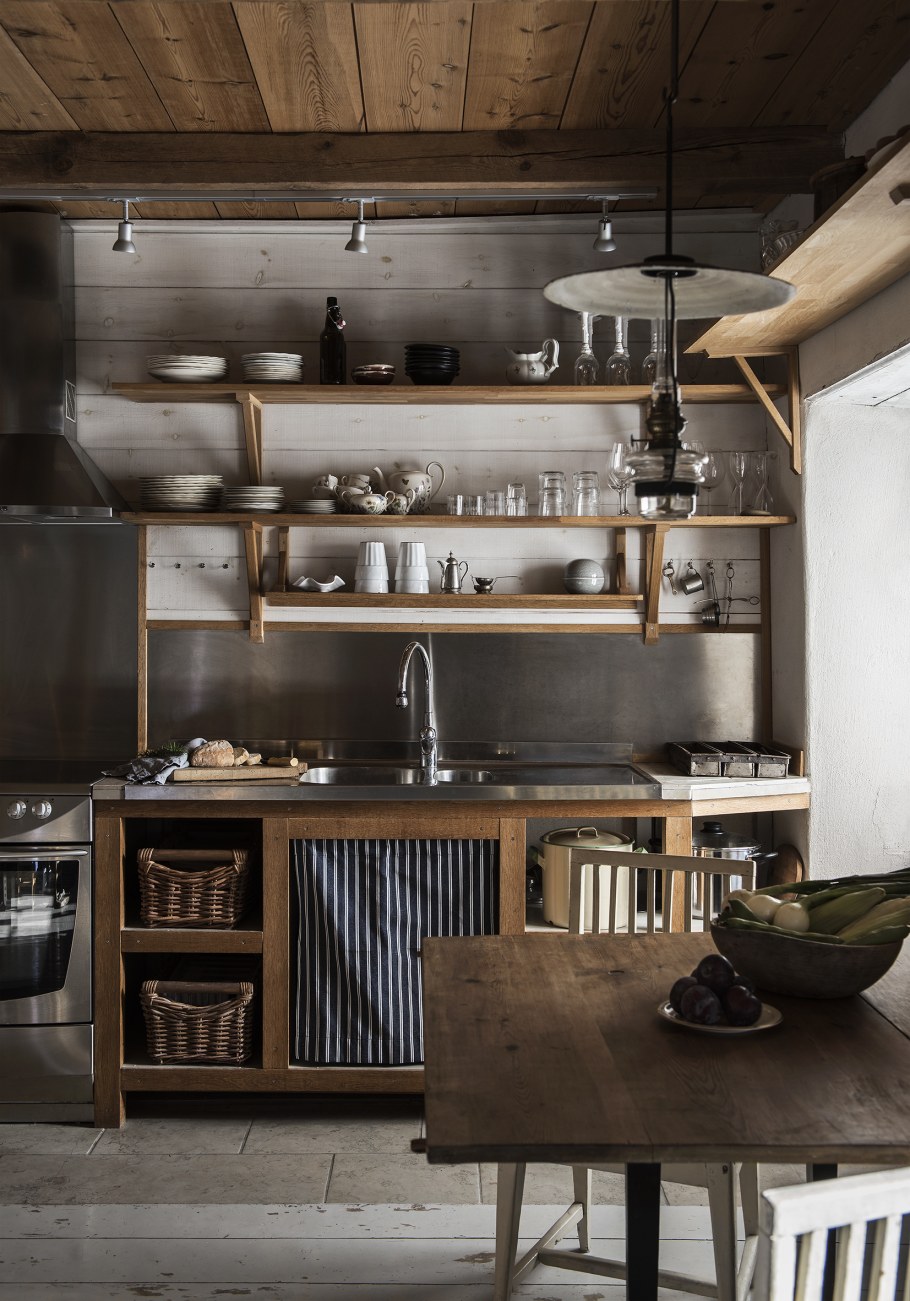 Черная кухня в деревенском стиле