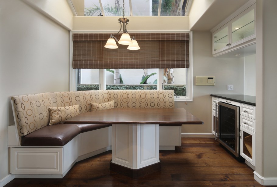 Обеденная зона с диваном