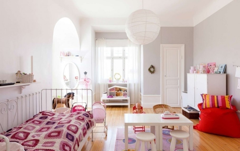 Стеллаж в скандинавском интерьере в детской