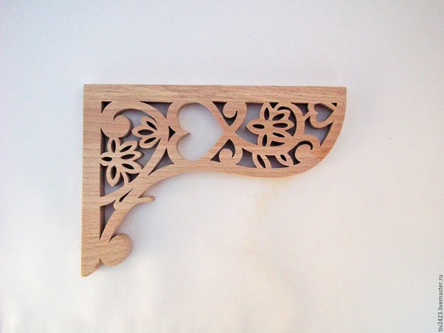 Полка деревянная резная