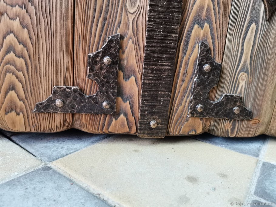 Кованые уголки на дверь