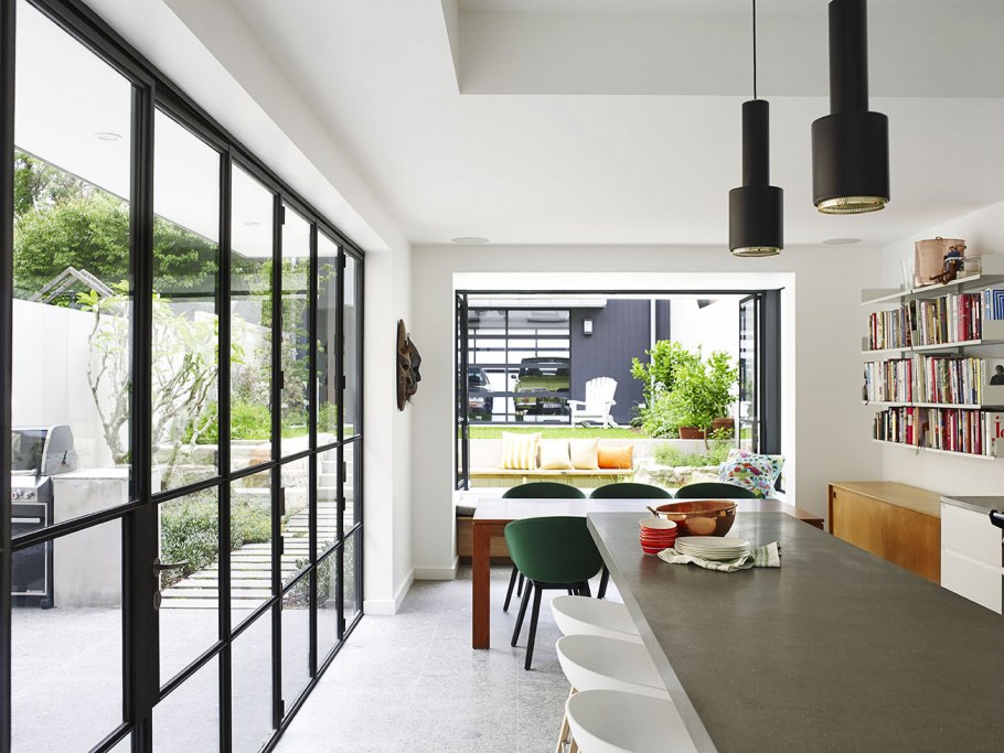 Серые оконные рамы в интерьере