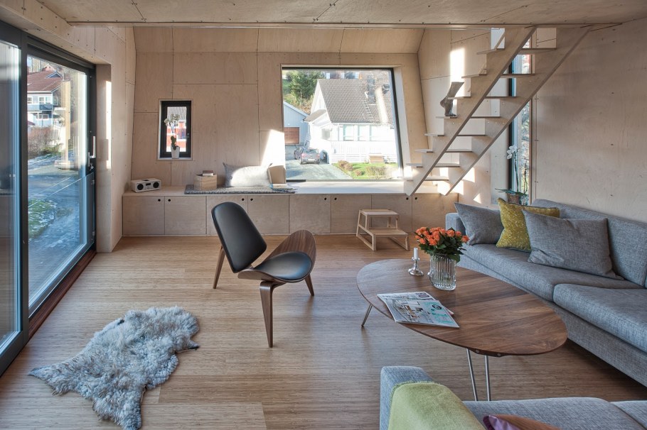 Серые окна в интерьере частного дома