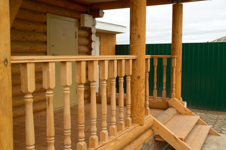 Веранда с балясинами