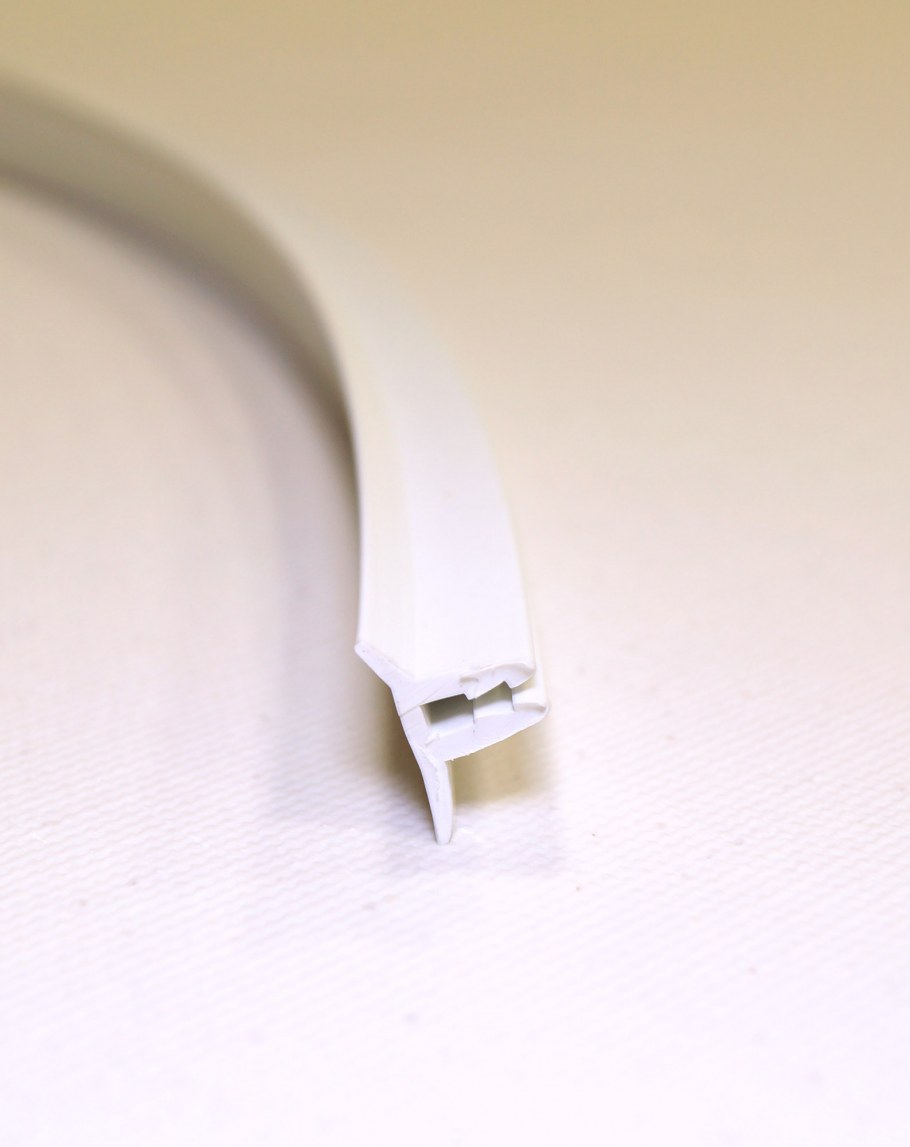 Плинтус GP-28 2м для натяжных потолков