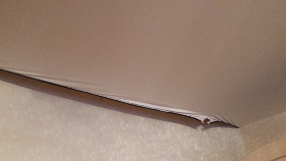 Отошел натяжной потолок