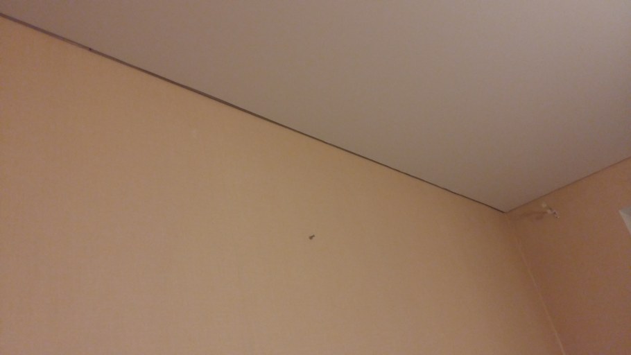 Подвесной потолок без плинтуса