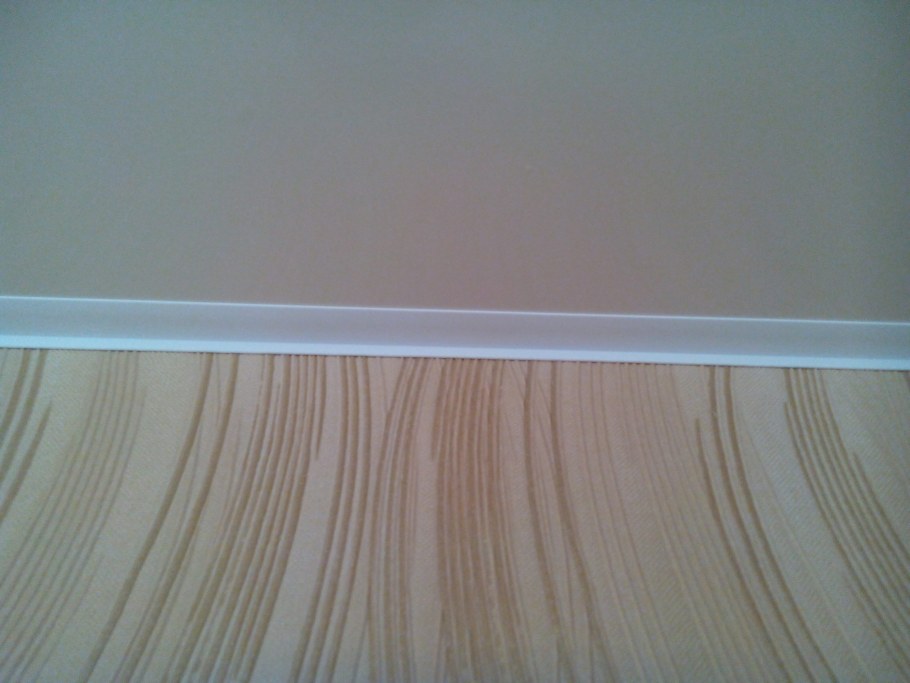 Плинтус для натяжного потолка