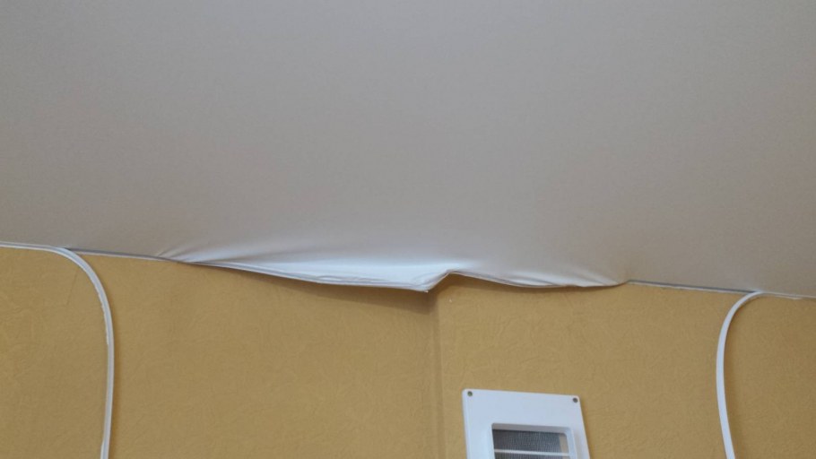 Демонтаж тканевого натяжного потолка