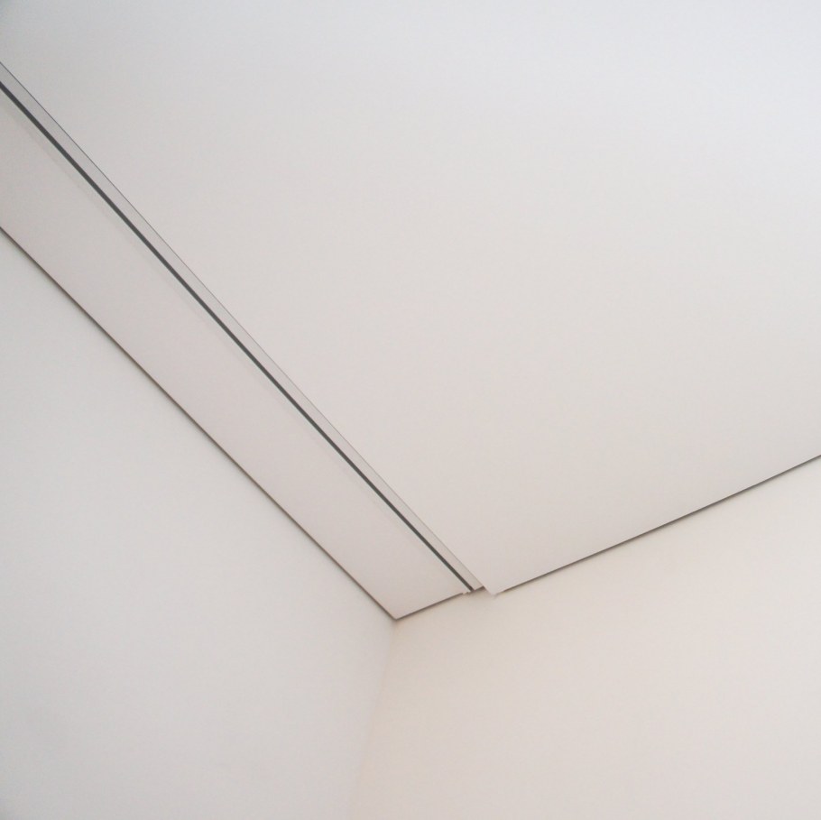 Натяжной потолок без вставки