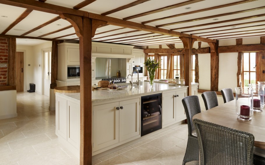 Декоративные потолочные балки в интерьере