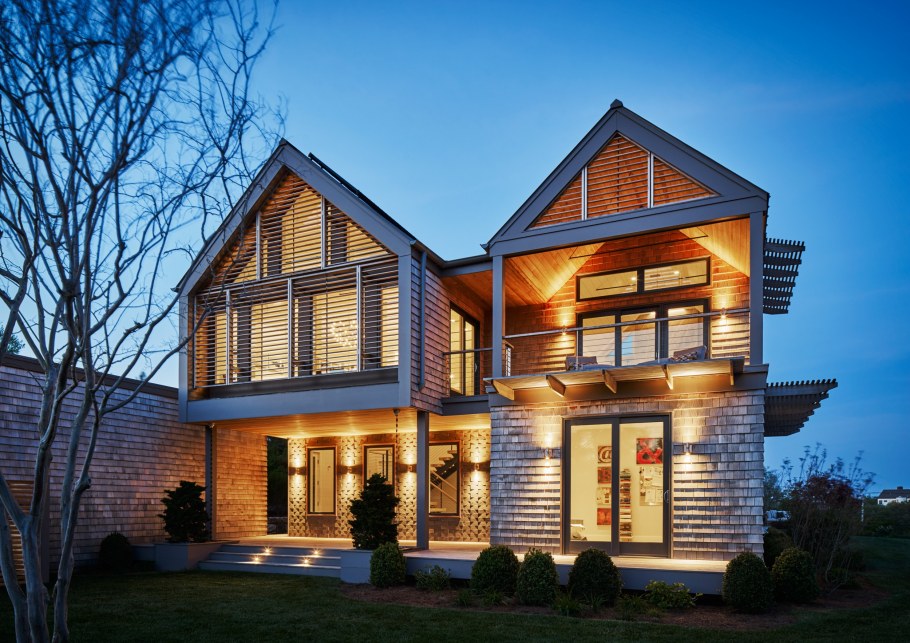 Красивый трехэтажный дом