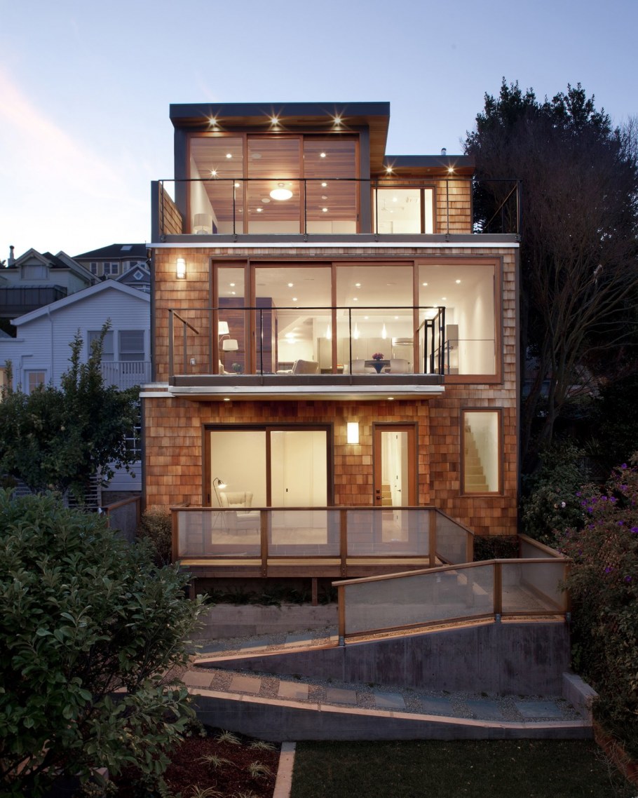 Небольшой трехэтажный дом