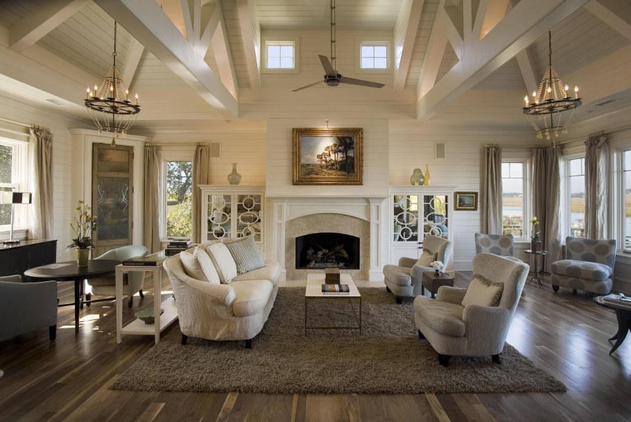 Интерьер светлой гостиной в загородном доме