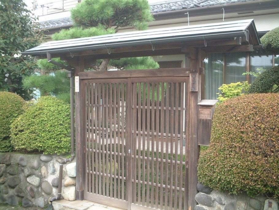 Деревянные ворота в японском стиле
